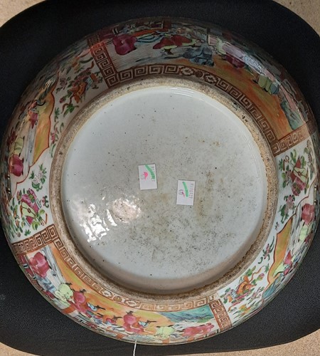 Lot 44 - A large Chinese Canton famille rose bowl, Qing Dynasty, 19th century