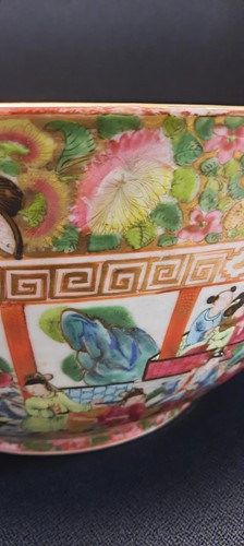 Lot 44 - A large Chinese Canton famille rose bowl, Qing Dynasty, 19th century