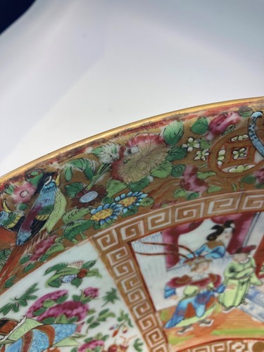 Lot 44 - A large Chinese Canton famille rose bowl, Qing Dynasty, 19th century