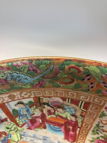Lot 44 - A large Chinese Canton famille rose bowl, Qing Dynasty, 19th century