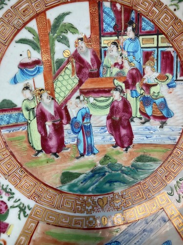 Lot 44 - A large Chinese Canton famille rose bowl, Qing Dynasty, 19th century