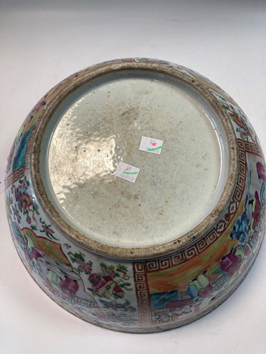 Lot 44 - A large Chinese Canton famille rose bowl, Qing Dynasty, 19th century