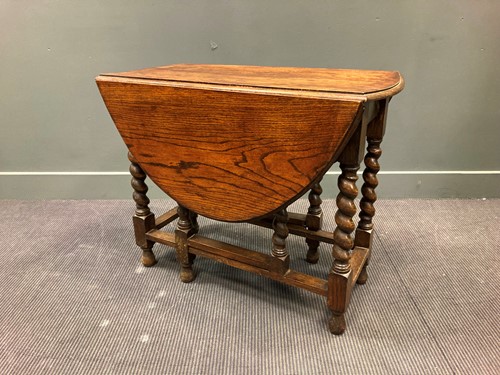 Lot 434 - A 17th century style oak gateleg table on...