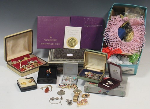 Lot 164 - A large quantity of costume jewellery, watches...