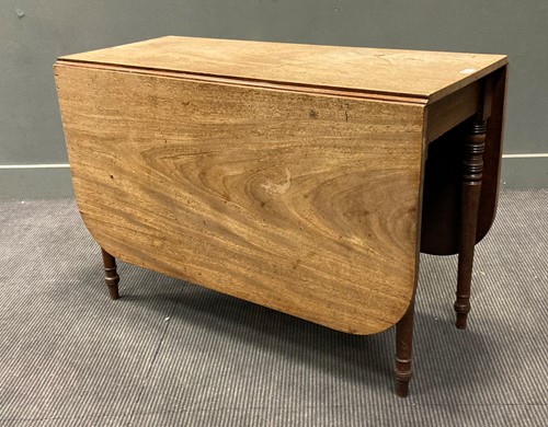 Lot 386 - An early 19th century mahogany drop leaf...