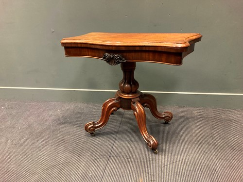 Lot 372 - A Victorian serpantine front card table 76 x...