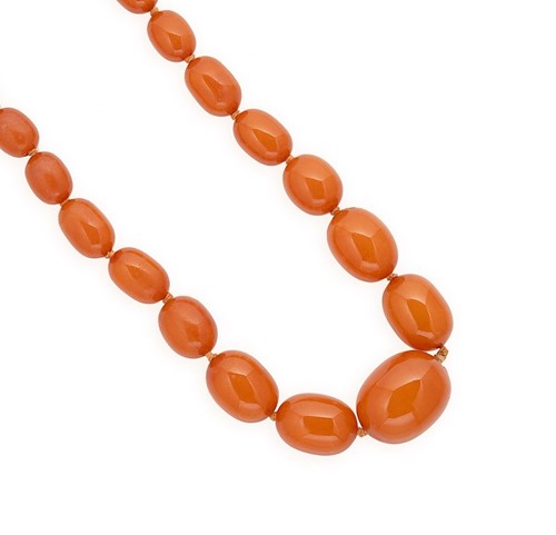 Lot 29 - An amber bead necklace