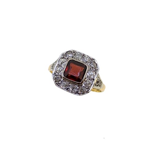 Lot 44 - An Art Deco garnet and diamond ring
