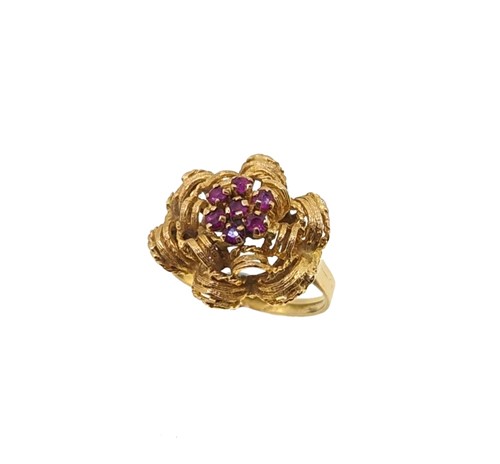 Lot 47 - A ruby cluster ring
