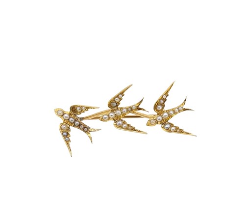Lot 37 - An Edwardian split pearl swallow brooch