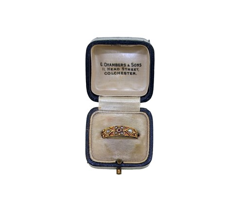 Lot 34 - An early 20th century ruby and split pearl ring