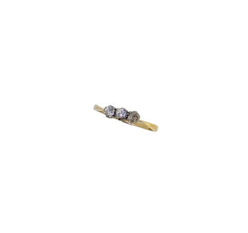 Lot 19 - An early 20th century three stone diamond ring