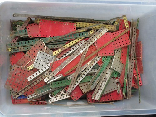 Lot 62 - An assortment of loose vintage Meccano