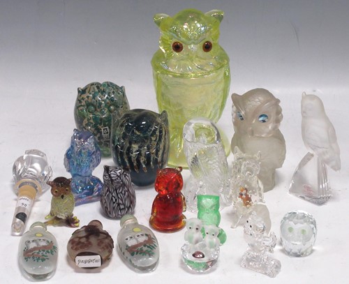 Lot 39 - A collection of glass blown and moulded owls,...