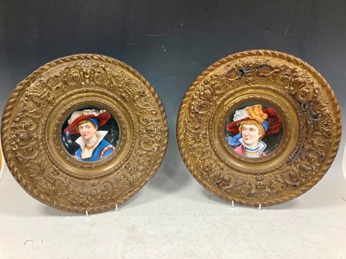Lot 175 - A pair of plates decorated with portraits and...