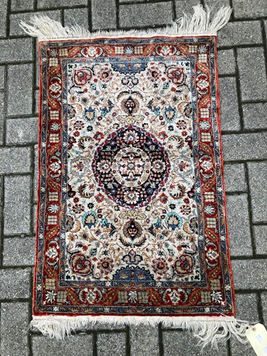 Lot 377 - A Hereke rug, 111 x 62cm