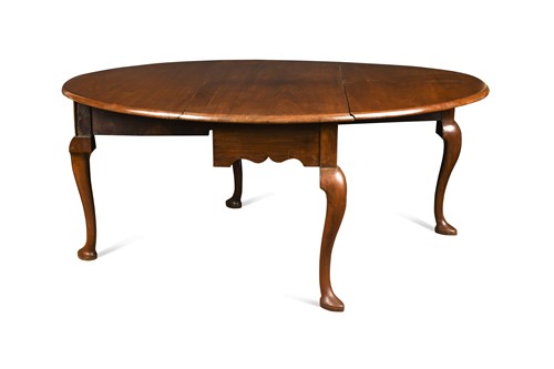 Lot 870 - A George II mahogany gateleg dining table