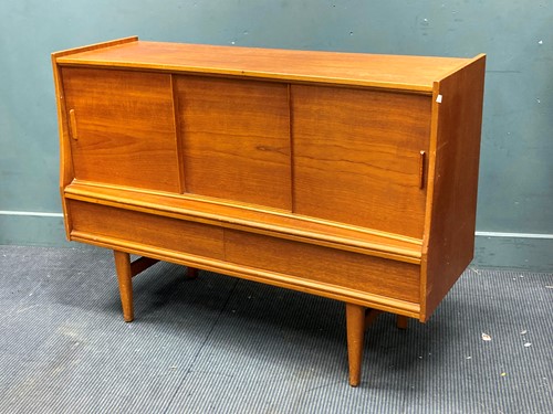 Lot 422 - A 1960s sideboard 87 x 122 x 42cm