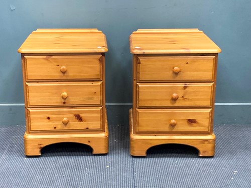 Lot 421 - A pair of modern pine bedside chests (2) 64 x...