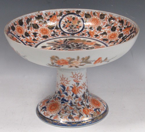 Lot 51 - An Imari pattern pedestal bowl, decorated with...