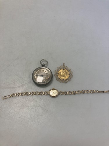 Lot 176 - A full sovereign dated 1980 in a hallmarked...