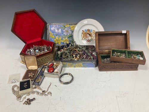 Lot 182 - A large collection of costume jewellery and...
