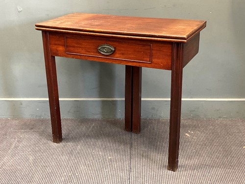 Lot 372 - A George III mahogany tea table with single...