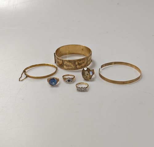 Lot 345 - A hallmarked 14ct gold three stone cubic...