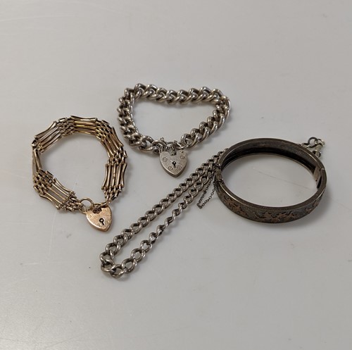 Lot 350 - A hallmarked 9ct gold gate style bracelet...