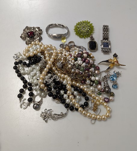 Lot 364 - A collection of costume jewellery