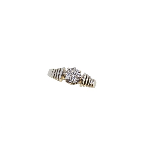 Lot 224 - A single stone diamond ring