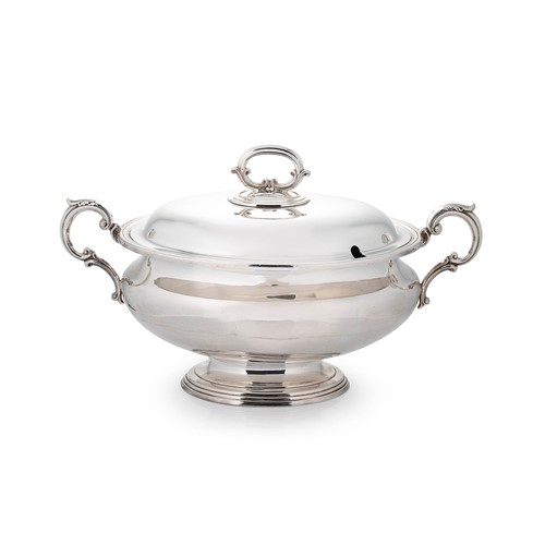 Lot 462 - An early 20th century silver plated soup tureen