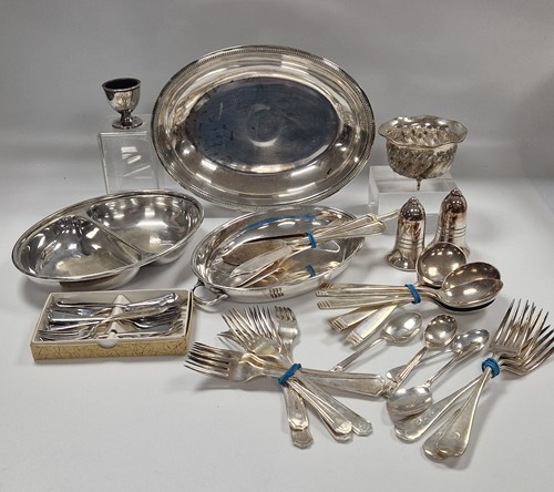 Lot 391 - A silver bowl, 2.7ozt, together with a small...