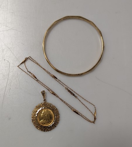 Lot 330 - A Victoria 'Old Head' sovereign in a 9ct...