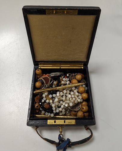 Lot 367 - A Bramah travelling jewellery box containing a...