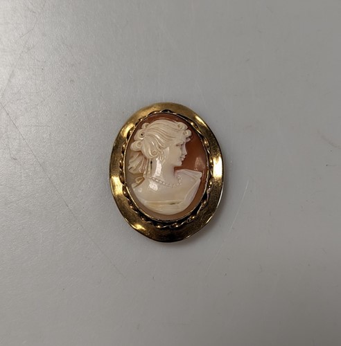 Lot 332 - A hallmarked 9ct gold cameo brooch, weight 8.7g