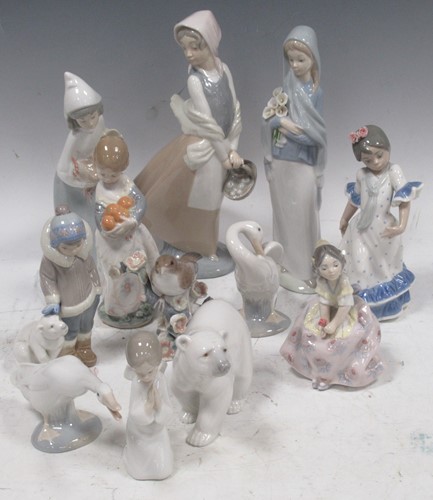 Lot 121 - Lladro model figurines and animals/birds, 12...