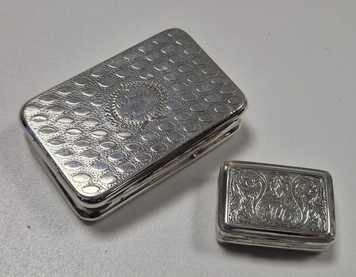 Lot 382 - An 18th century silver snuffbox and...