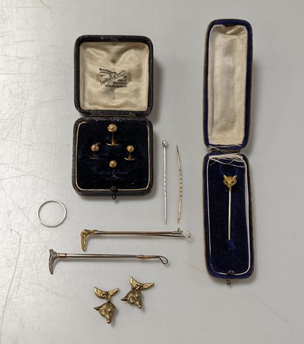 Lot 335 - Four 9ct gold collar studs, 3g gross, a...