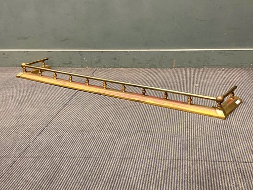 Lot 571 - A modern brass fender 9.5 x 161 x 28cm