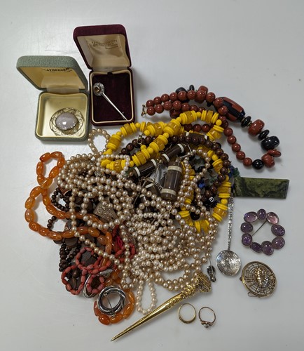 Lot 366 - A diamond set turban pin, tested to at least...