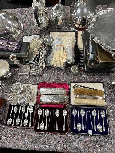 Lot 402 - A small collection of silver including cased...