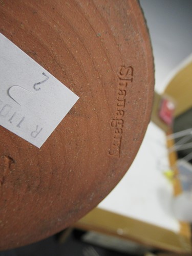 Lot 6 - A collection of studio pottery and ceramics to...