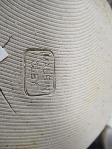 Lot 6 - A collection of studio pottery and ceramics to...
