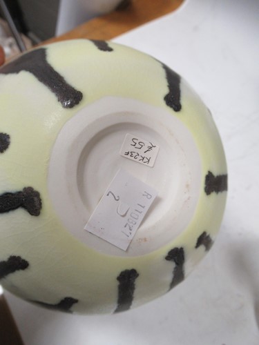 Lot 6 - A collection of studio pottery and ceramics to...