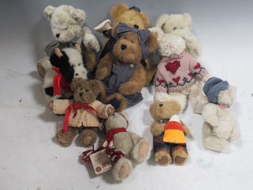 Lot 229 - Teddy bears - large box of Boyds (USA) modern...