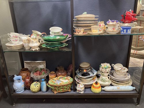 Lot 290 - A group of various English ceramics to include...