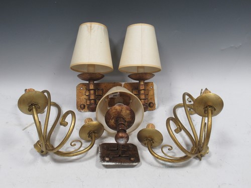 Lot 873 - A quantity of various modern wall lights...