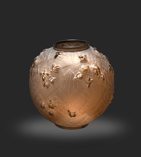 Lot 5 - A Sabino Art Deco glass vase, circa 1930