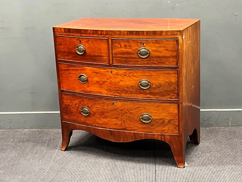 Lot 689 - A Regency mahogany bowfront chest of 2 short...